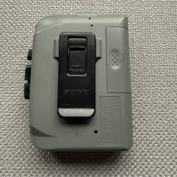 Sony Silver Portable FM/AM Walkman - Picture 5 of 9